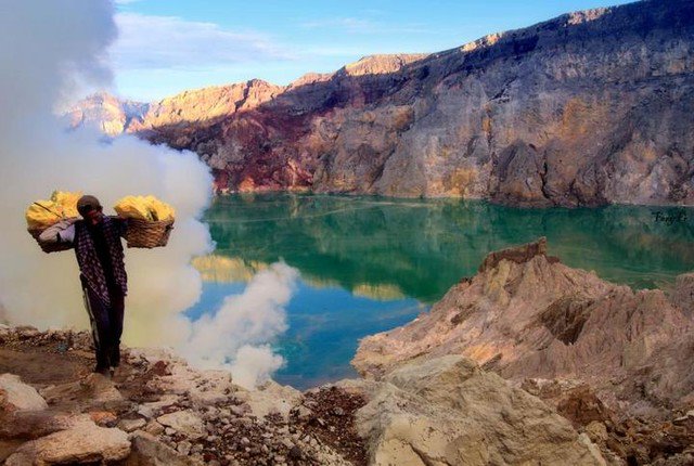 foto-pendaki-dilarang-mendekati-api-biru-di-kawah-ijen