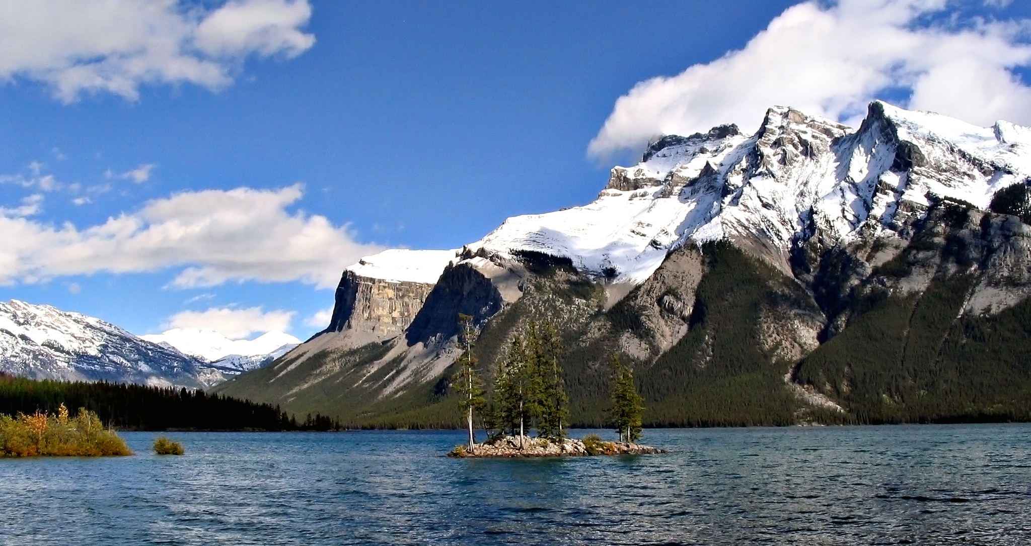 lake_minnewanka_11092005_wikipedia