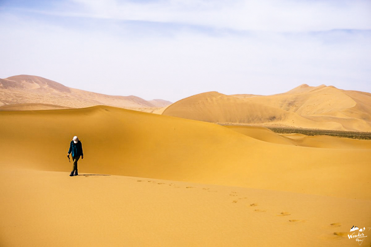 เที่ยวคนเดียว ถ่ายภาพ ถ่ายรูปตัวเอง เทรคกิ้ง ผจญภัย ทะเลทราย จีน badain jaran