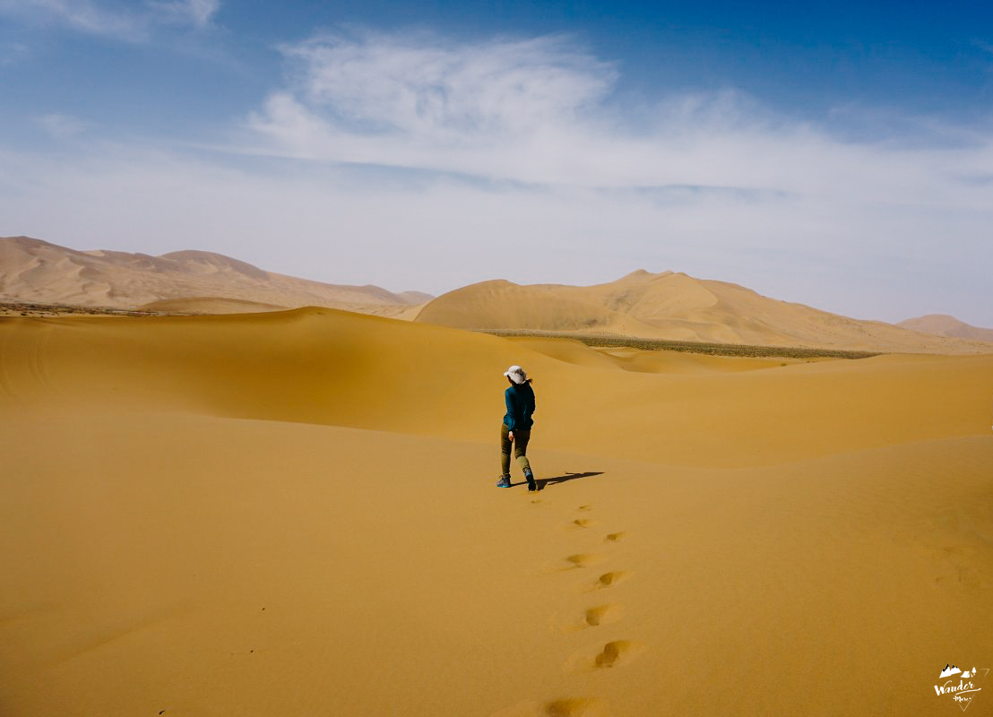 เที่ยวคนเดียว ถ่ายภาพ ถ่ายรูปตัวเอง เทรคกิ้ง ผจญภัย ทะเลทราย จีน badain jaran