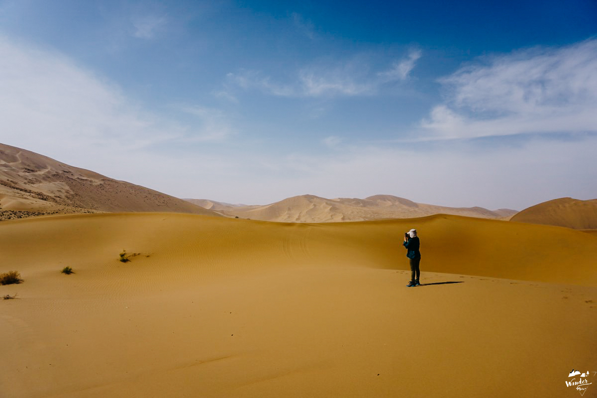 เที่ยวคนเดียว ถ่ายภาพ ถ่ายรูปตัวเอง เทรคกิ้ง ผจญภัย ทะเลทราย จีน badain jaran