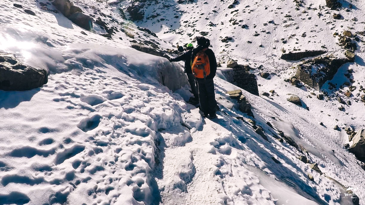 เที่ยวคนเดียว, บล็อกเกอร์ท่องเที่ยว, บล็อกเกอร์สาว, ท่องเที่ยว, ผจญภัย, ลุยเดี่ยว, บล็อกเกอร์สายเที่ยว, เทรคกิ้ง, ปีนเขา, ดำน้ำ, ฟรีไดฟ์, อุตตราขัณฑ์, อินเดีย, ไต่เขา, เดินเขา, ปีนเขา, เทรคกิ้ง, หิมะ