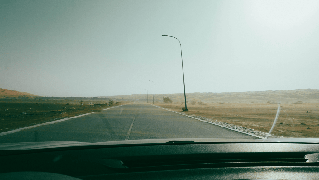 ฉันเริ่มเห็นทรายเนื้อละเอียดสีส้ม ปลิววนเป็นริ้วๆ อยู่ตามพื้นถนน