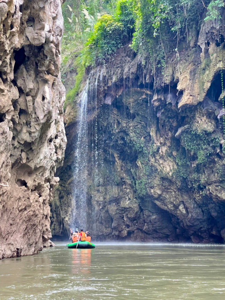 ล่องแก่งเข้าไปหาน้ำตก