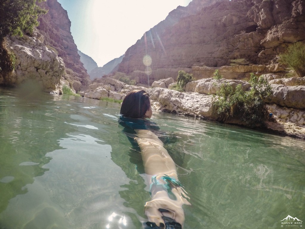 ลงว่ายน้ำใน Wadi Shab โอมาน