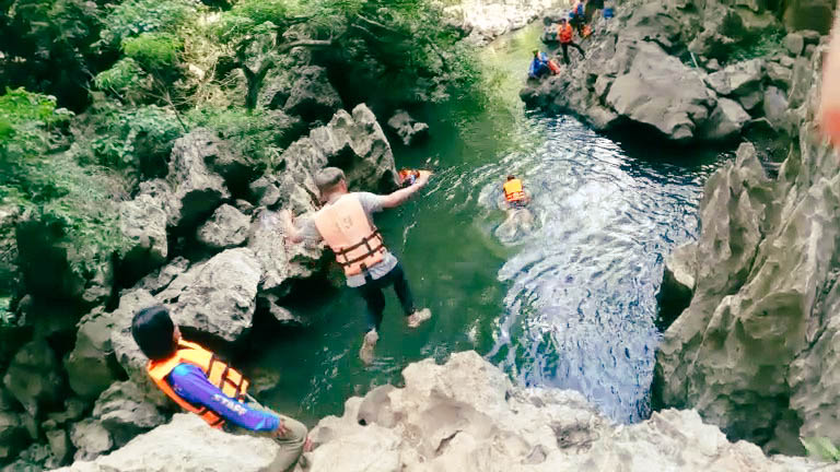 โดดน้ำตก