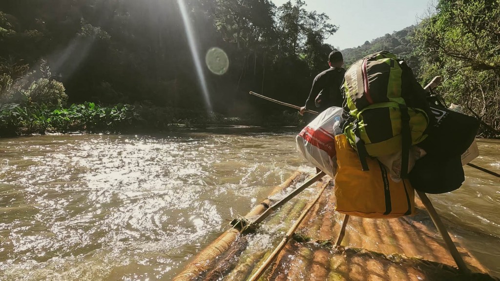 ถ่อแพ ทั้งขาไป-กลับ เพื่อเข้าไปพักโฮมสเตย์ในหมู่บ้านโป่งแง้น