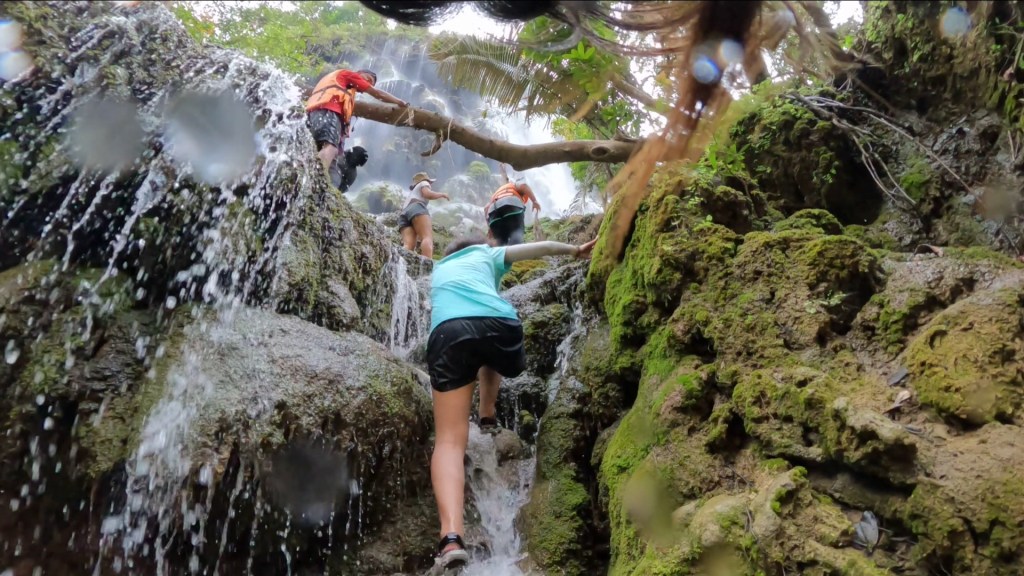 ปีนขึ้นน้ำตกทีลอเล