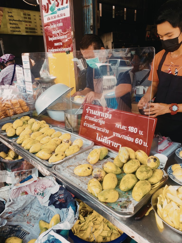 ข้าวเหนียวมะม่วง อีกเมนู signature ของร้านยกเข่ง สุราษฎร์ธานี