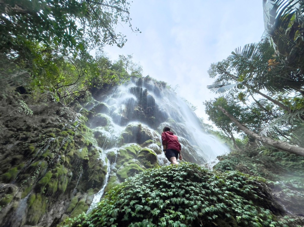 ยืนมองน้ำตกทีลอเล