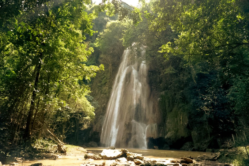 น้ำตกผาแดงซับพลู ความงามลึกลับในป่าสระบุรี