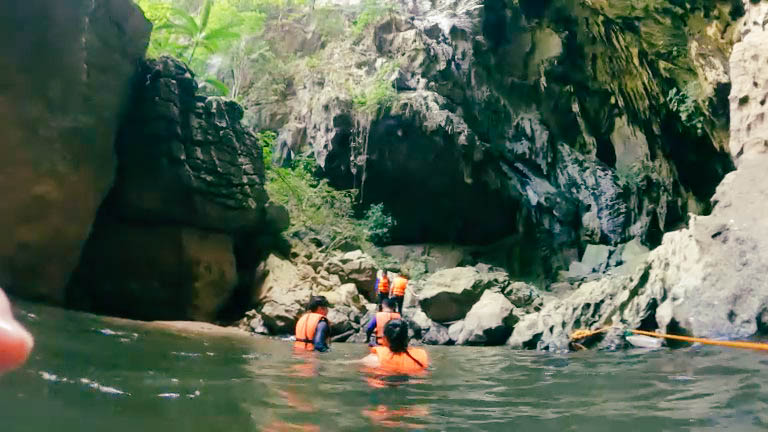 ผจญภัยในมหาถ้ำ ลำคลองงู