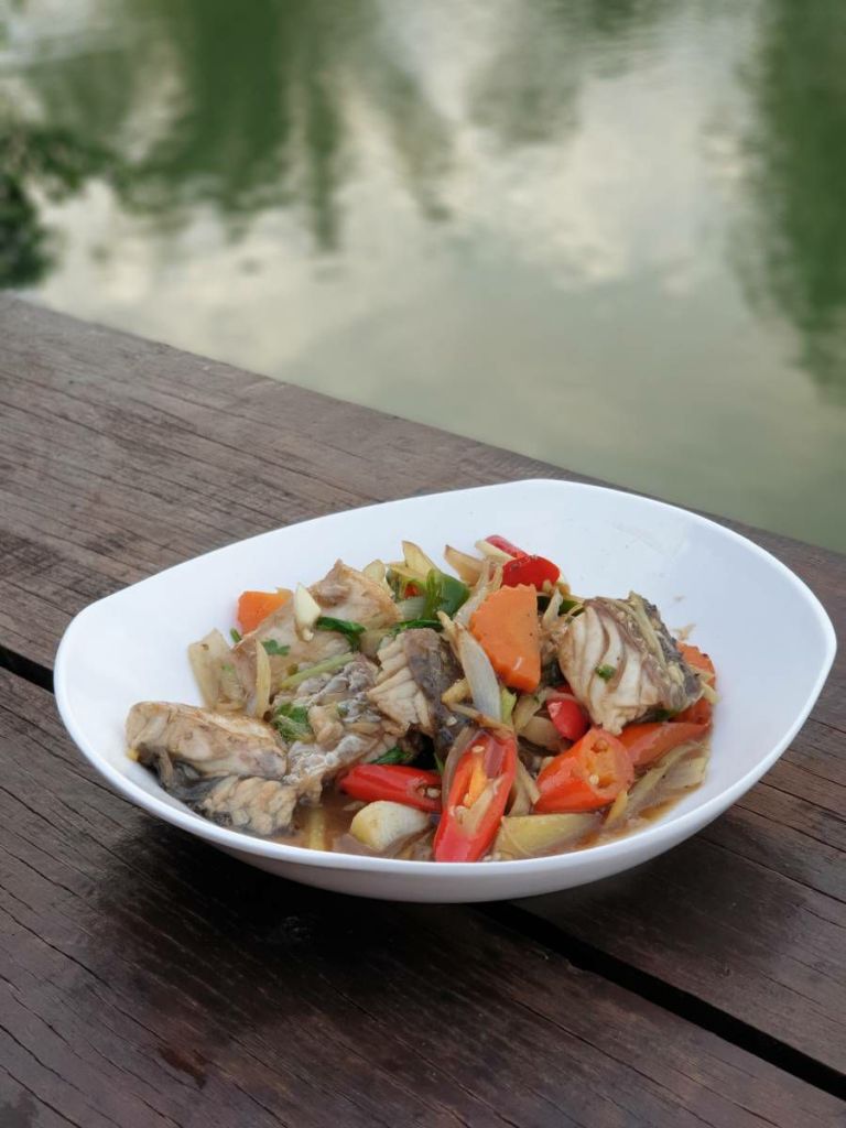 ปลากระพงผัดพริกไทยดำ ร้านแลเลสิชล
