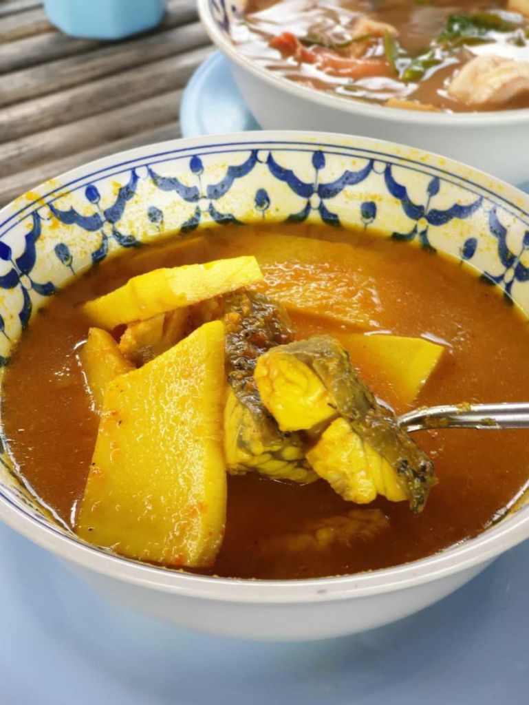 แกงส้มปลากระพงยอดมะพร้าว ครัวใจดีซีฟู๊ด