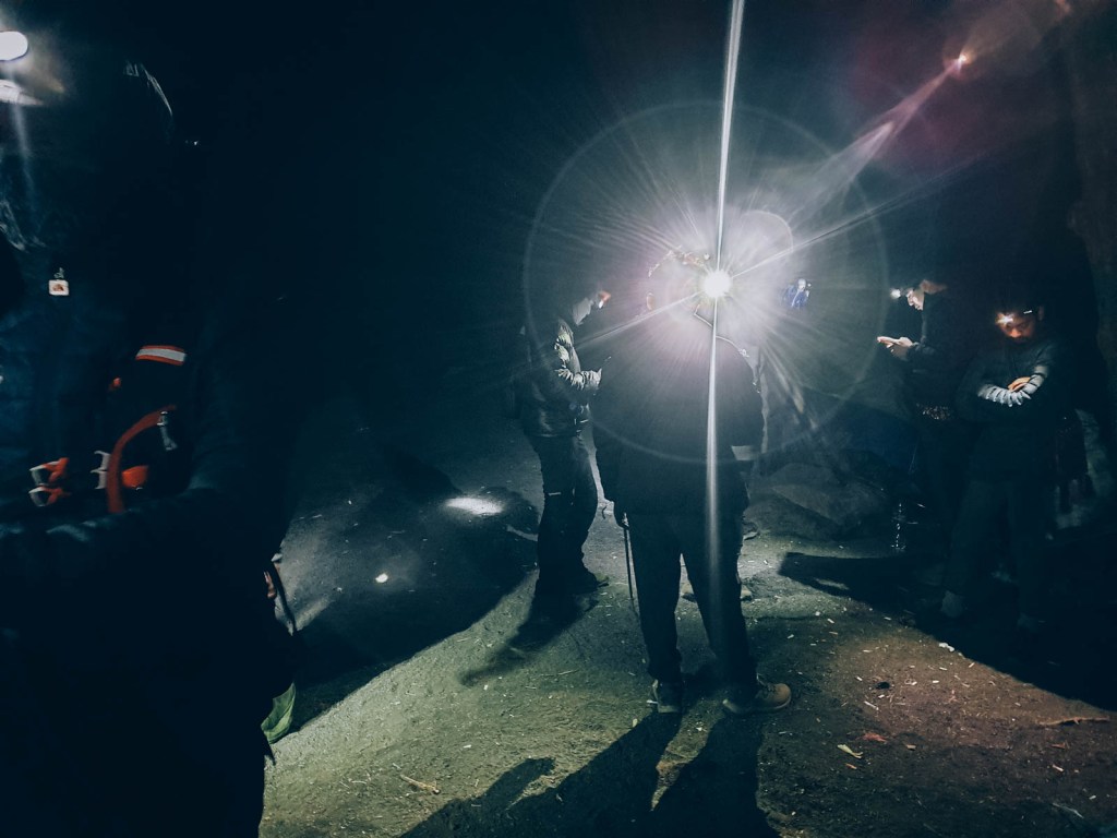 เที่ยงคืนเริ่มตื่นเพื่อเตรียมตัวเดินขึ้นซัมมิท